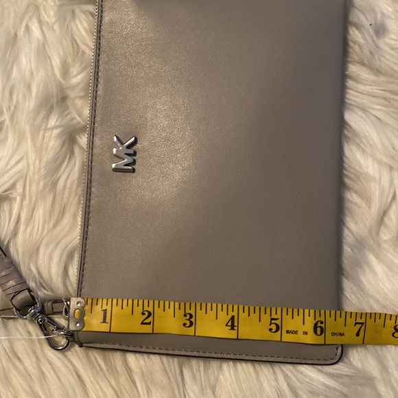 MICHAEL KORS
Medium Convertible Leather Pouch- Pearl Grey - Picture 14 of 16